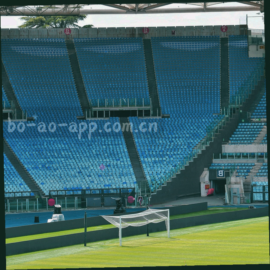 时钟刻度与数据传输线条合成的抽象图形，深青底色带橙红标记点